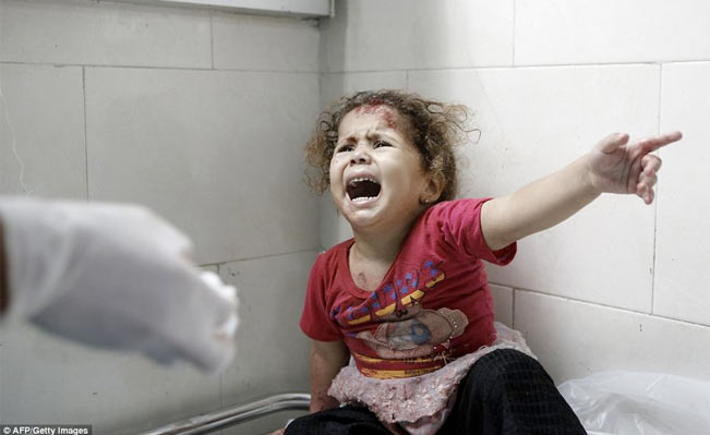 A Palestinian child shouts at doctors at al-Shifa hospital. Photo: AP/Gettey