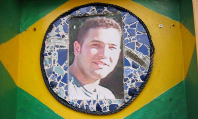 Shrine to Jean Charles de Menezes outside Stockwell Underground Station. Source: Wikipedia