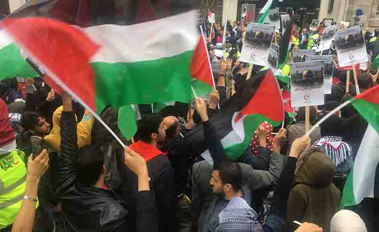 Pro-Palestine Protestors outside the Israeli embassy. Photo: Chris Nineham