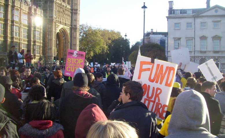 Student_protest_march_past_Houses_of_Parliament: Photo: Wikimedia Commons