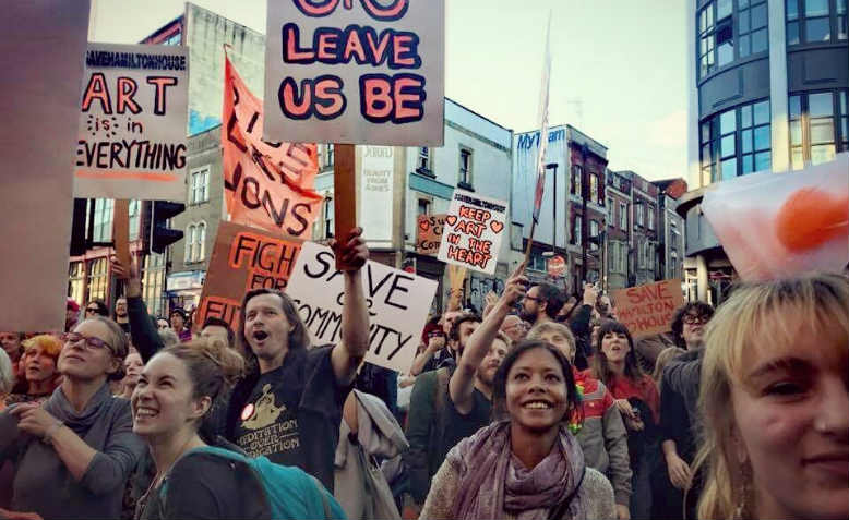 View of the crowd that reached around a thousand on Stokes Croft, from the entrance to Hamilton House.