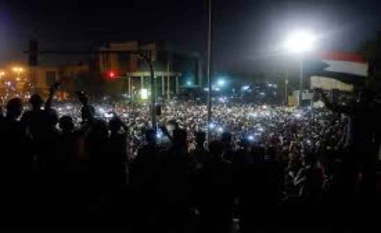 Sudanese protesters gathering in front of Army HQ. Photo: wikimedia commonsn