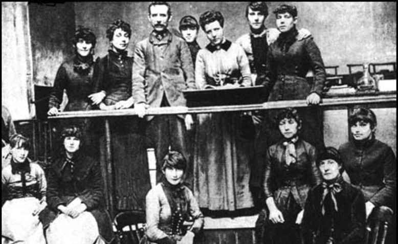 Annie Besant and the Matchgirls Strike Committee. Photo: wikimedia commons