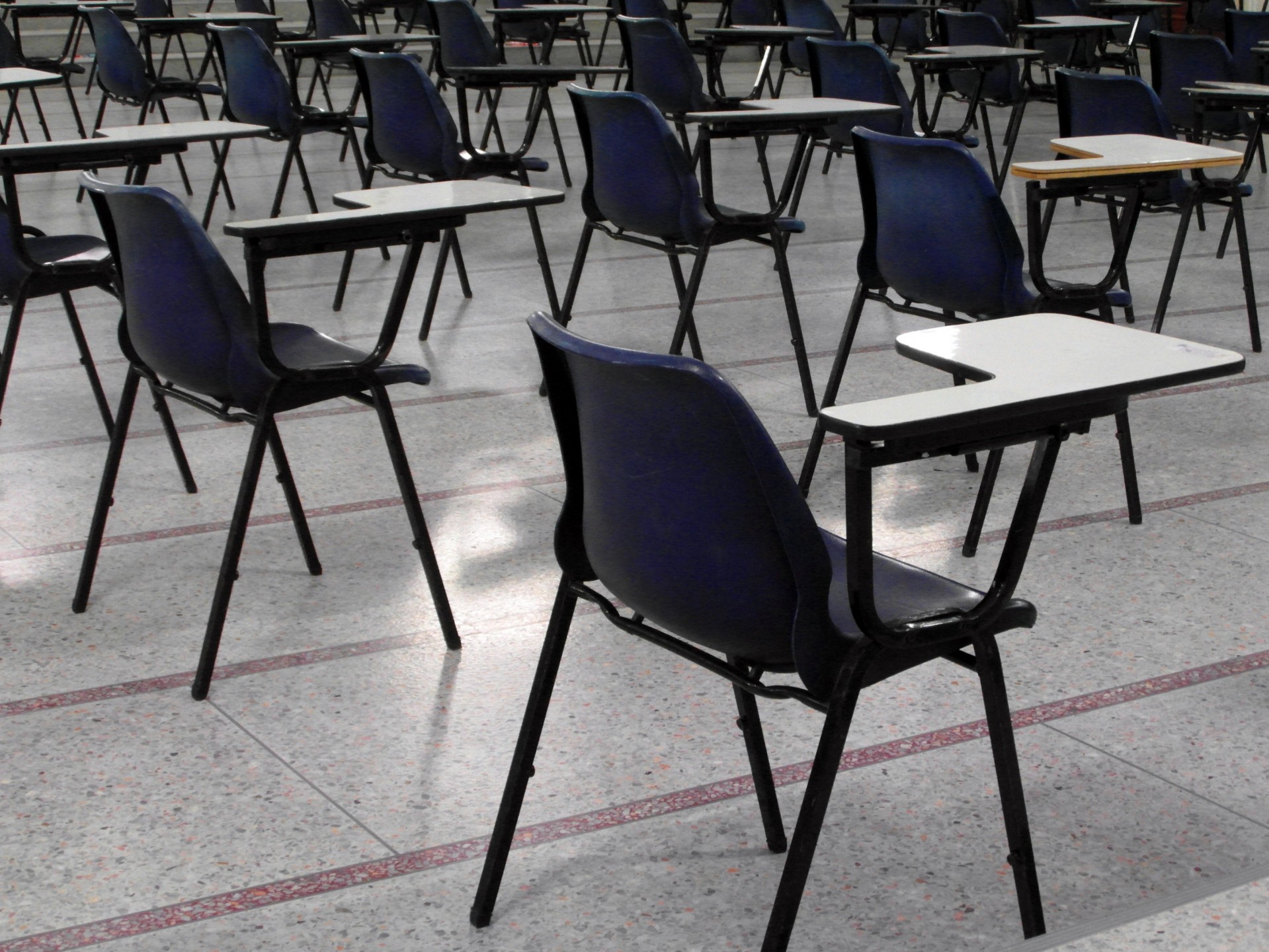 Empty exam hall / unknown author / Public domain