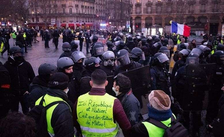 The demonstration of the Yellow Vests (Gilets Jaunes) ends with violent  clashes between police and protesters. Fires, looting and degrading took  place in several streets of the western France city of Bordeaux