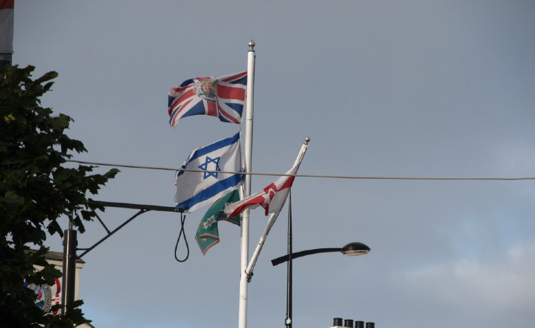 British and Israeli flag, Northern Island Photo: Eric Jones / cropped from original / licensed under Creative Commons Attribution 2.0 Generic (CC BY 2.0), linked at the bottom of article