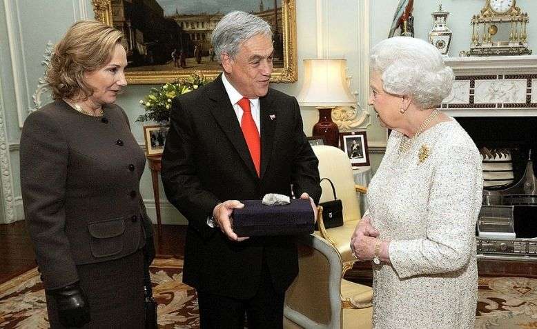 Sebastián Piñera present a souvenir gift rock from the San Jose Mine to Queen Elizabeth II in 2010.