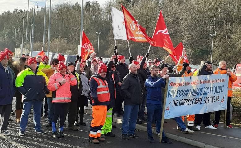 B&Q strikers and Scunthorpe scaffolders rally together