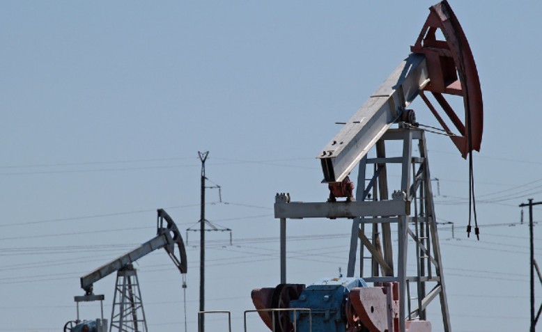 Oil pump in Southern Russia | Photo: World Bank Photo Collection | cropped from original | CC BY-SA 2.0 | license linked at bottom of article