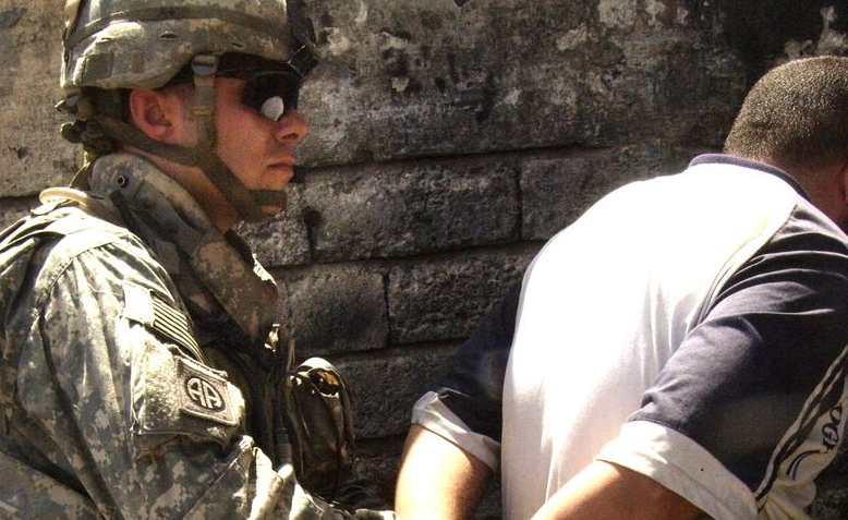 US soldier arrests an Iraqi suspect