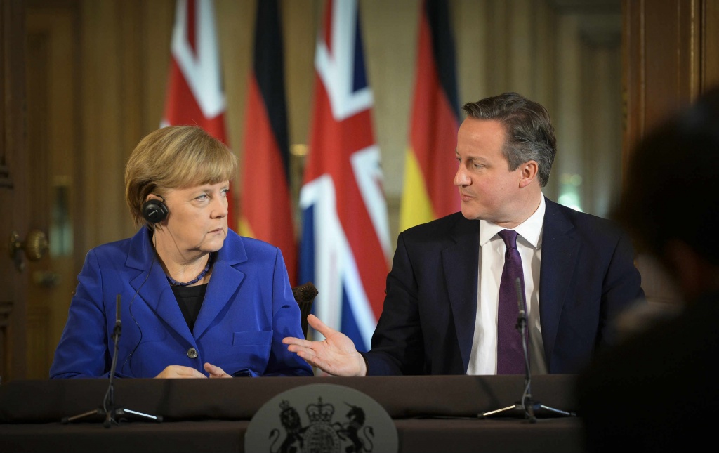 Chancellor Merkel and Prime Minister Cameron conferring  