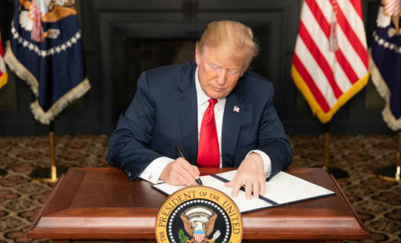 Trump signs an Executive Order in Bedminster, New Jersey, entitled “Reimposing Certain Sanctions with Respect to Iran” in 2018. Photo: Dipnote/Shealah Craighead