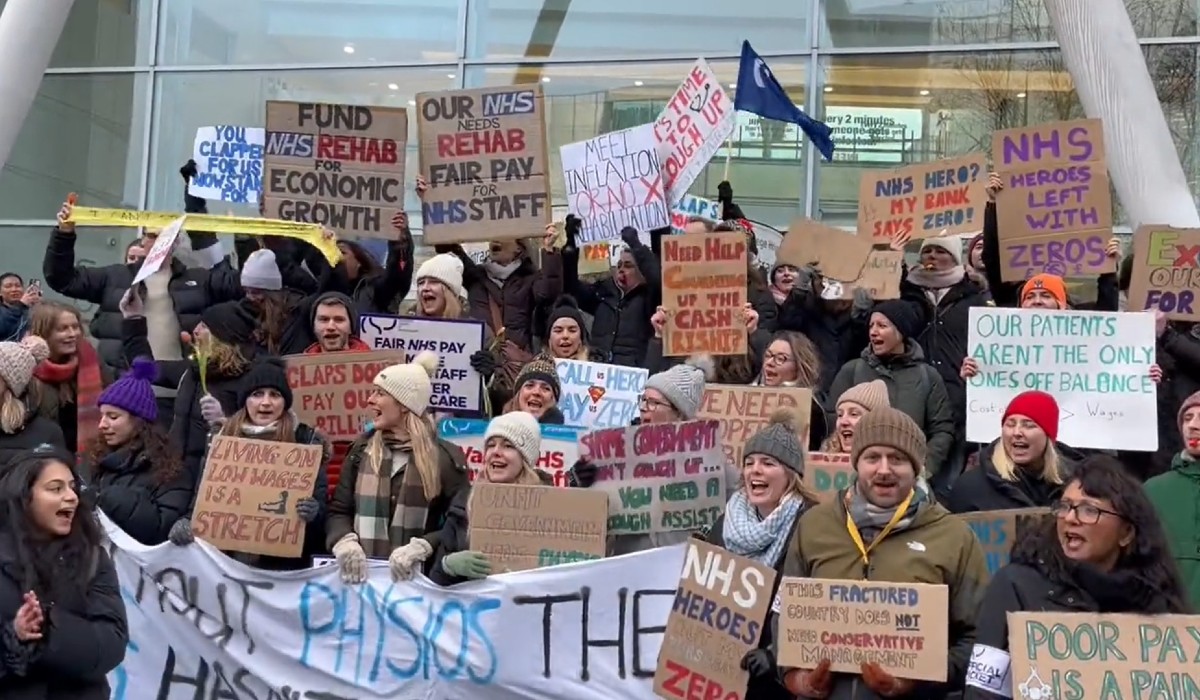 UCLH physiotherapists picket line