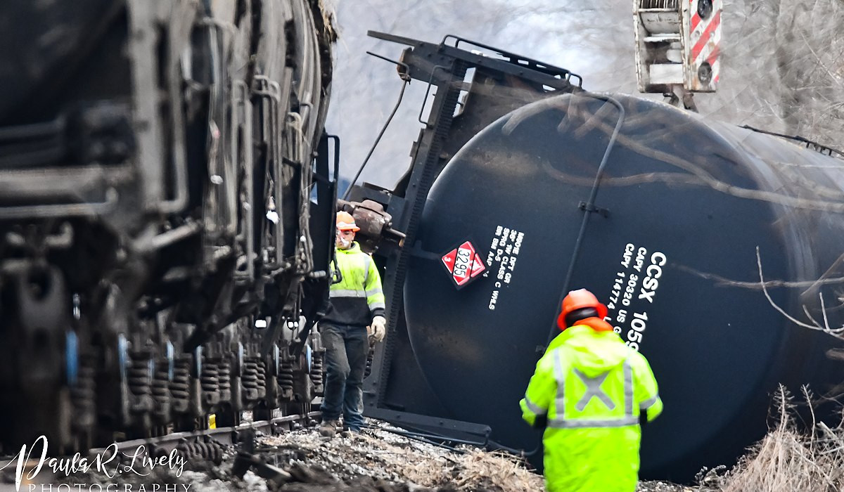 96 car Train derailment in Trinway, Ohio USA