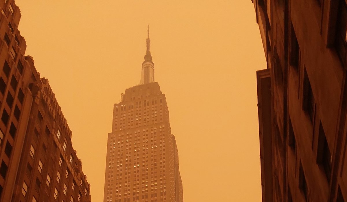 Empire State Building in the smog caused by the 2023 Canadian wildfires