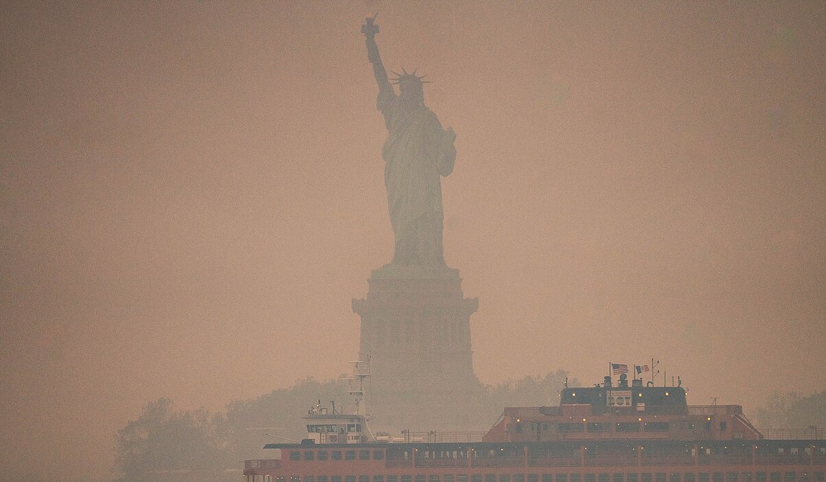 New York consumed by smoke from Canadian wildfires, June 2023