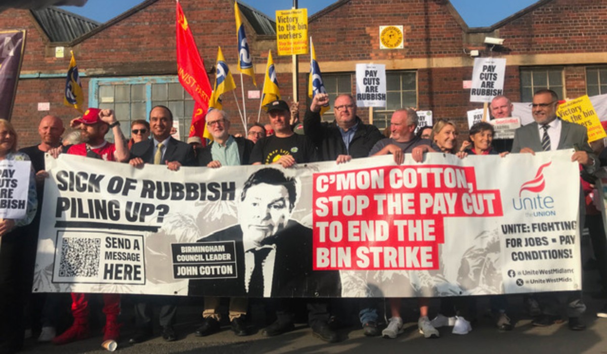 Mega Picket line / Photo: Pete Webster