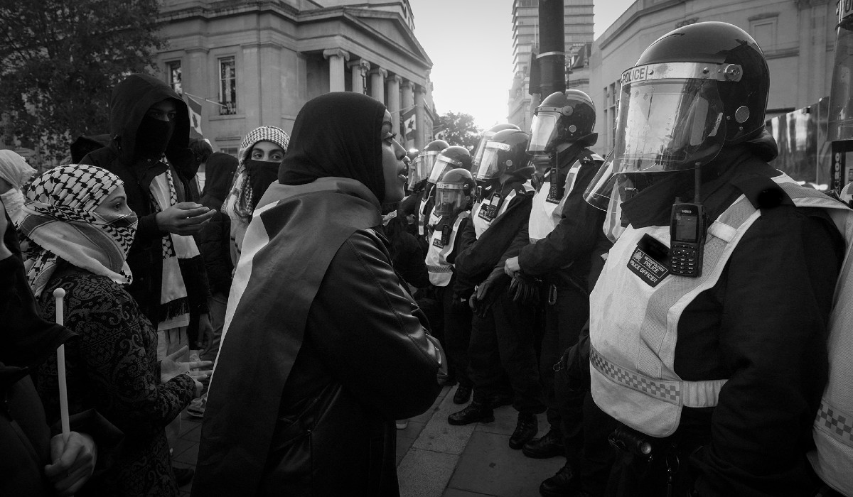 Palestine protester, police. Photo: Alisdare Hickson / CC BY-SA 2.0