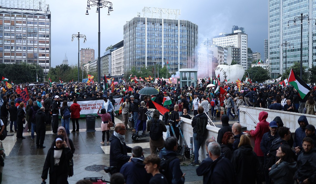Piazza Duca d’Aosta, in front of Milan’s central station, crowded with people at the end of the protest