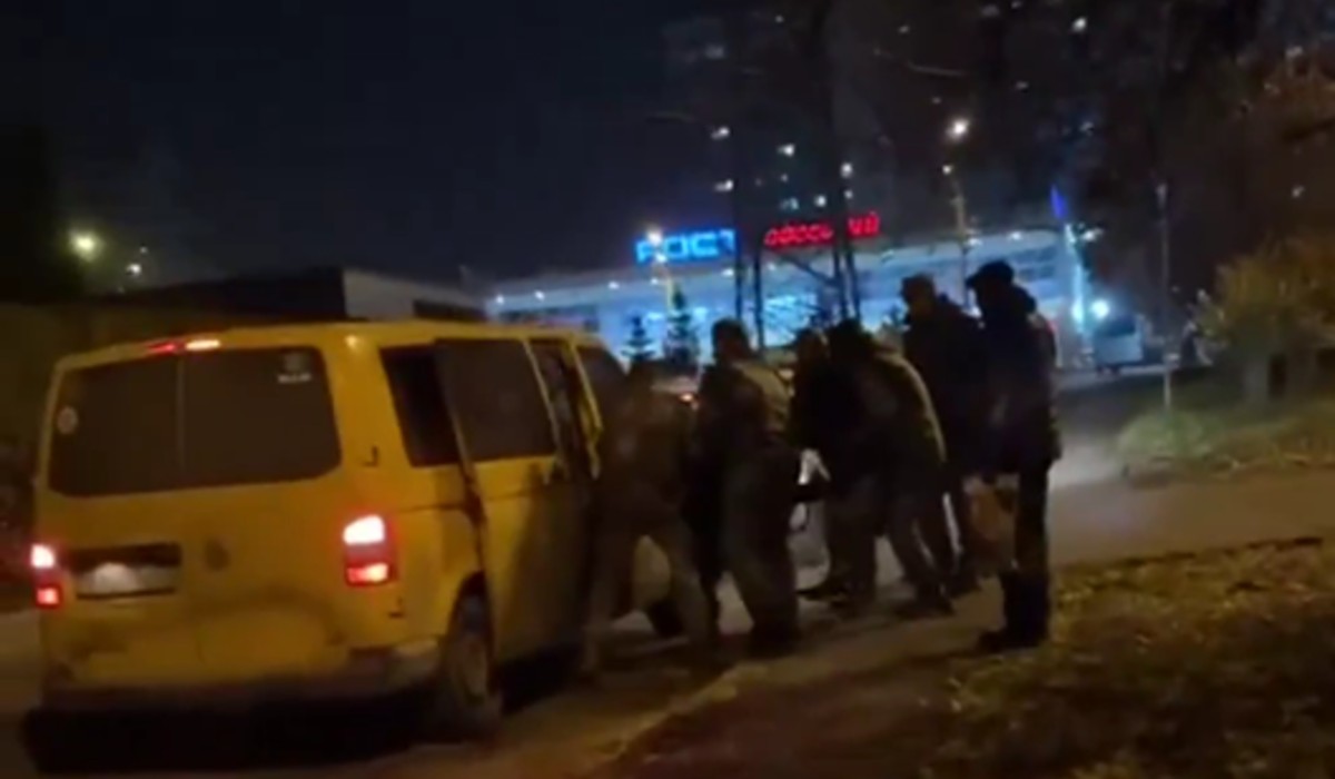 Forced conscription: another Ukrainian man snatched off the street and bundled into a van.