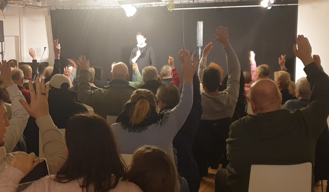 ‘Who thinks the caretaker service got worse recently?’, tenants’ meeting, Berlin, January 2026