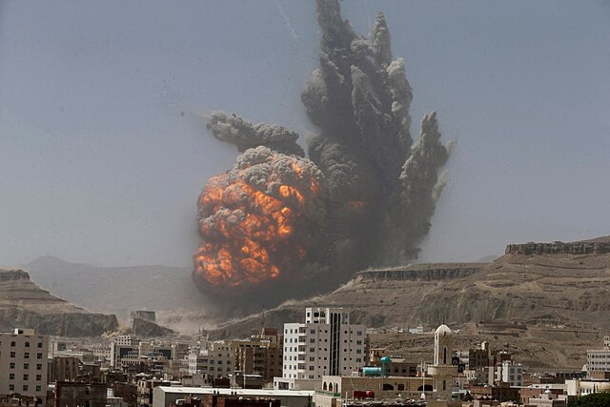 Bombing of army weapons depot in Yemen's capital Sanaa during Saudi-led coalition bombing campaign 2015