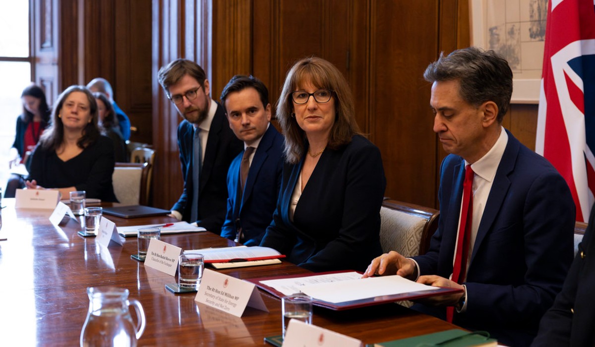 Rachel Reeves and Ed Miliband host a roundtable for energy providers.