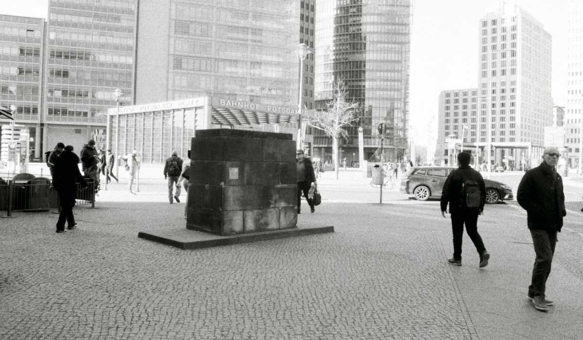 Empty plinth where Karl Liebknecht spoke against the First World War on May Day 1916, Potsdamer Platz, Berlin/ Photo: Robert Dale