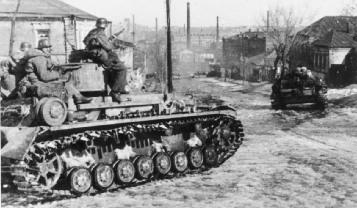 Waffen-SS mit Panzer IV, Charkow, Russland, March 1943