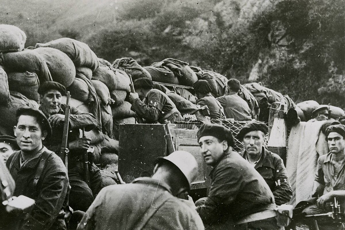 Armed civilians from the Republican side during the Battle of Irún.