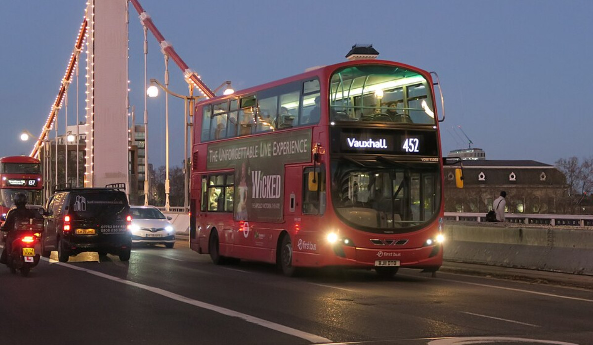 Autobús Volvo B9TL con carrocería Wright, operando en la ruta de autobús de Transport for London, cruzando el puente Albert. Foto: Kk70088 / CC BY 4.0